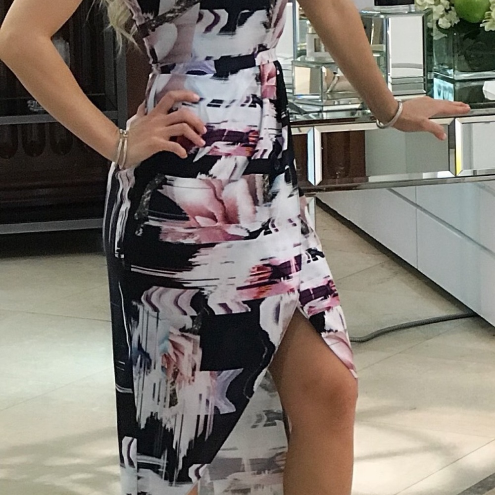 Sleeveless dress with high-low hemline